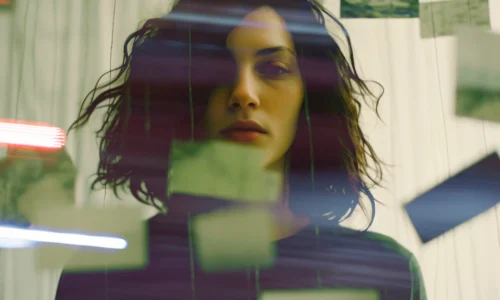 Mulher refletindo sobre produtividade com energia por meio de espelho, representando autoconhecimento e gestão pessoal