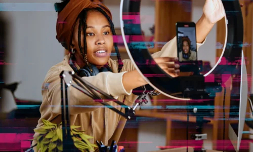 Profissional diante de um ring light e smartphone ajustando o equipamento para gravar conteúdo, simbolizando a transição da autopromoção para o posicionamento de valor: não apenas ‘mostrar-se’, mas comunicar com propósito.