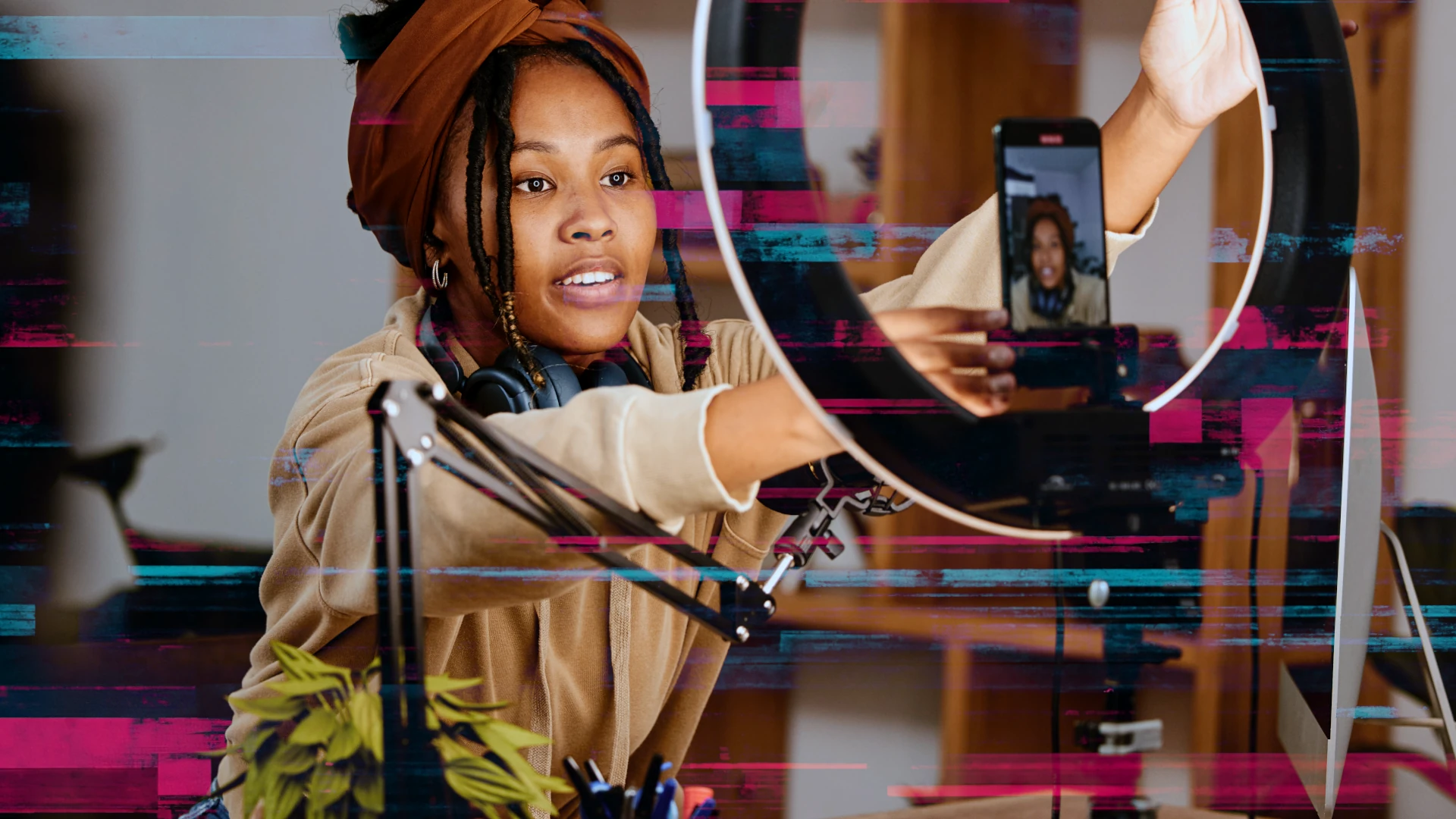 Profissional diante de um ring light e smartphone ajustando o equipamento para gravar conteúdo, simbolizando a transição da autopromoção para o posicionamento de valor: não apenas ‘mostrar-se’, mas comunicar com propósito.